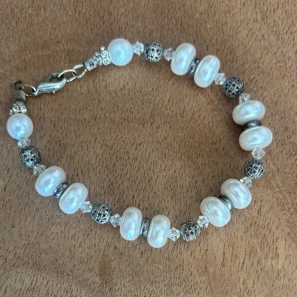 Lustrous Pearl and Silver Beaded Bracelet - Picture 2 of 5